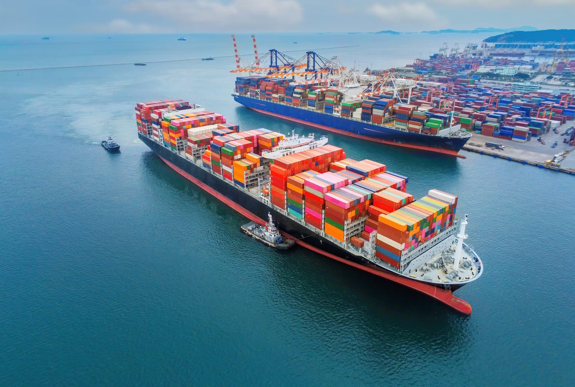 Container terminal, cargo vessel and urban waterfront