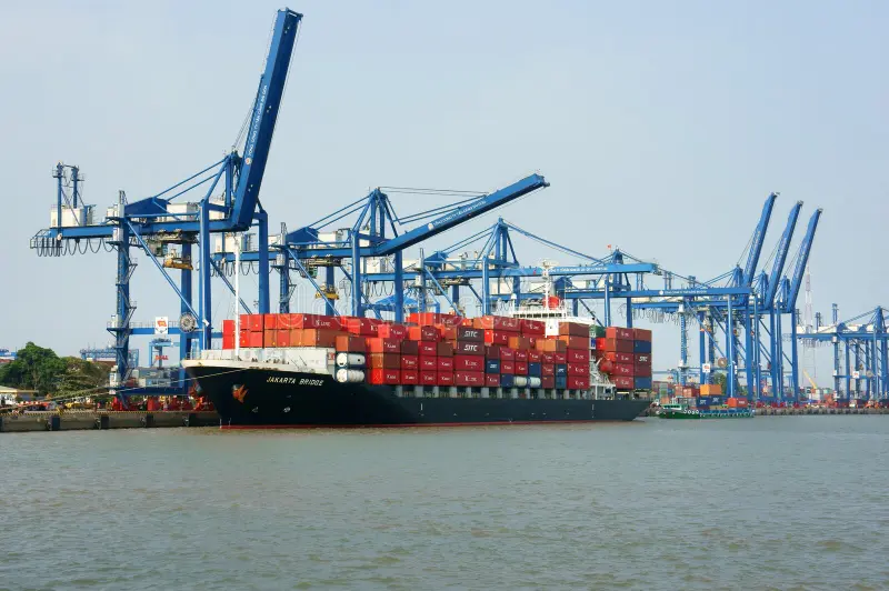 Cargo handling cranes at Cat Lai port